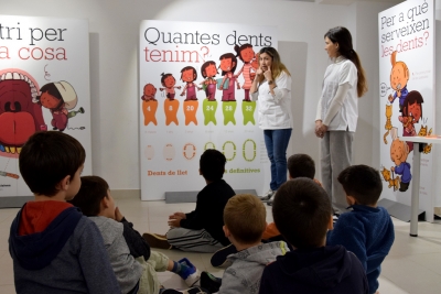 Un moment de la visita de l'Escola Can Parera a l'exposició "Cuida't les dents".