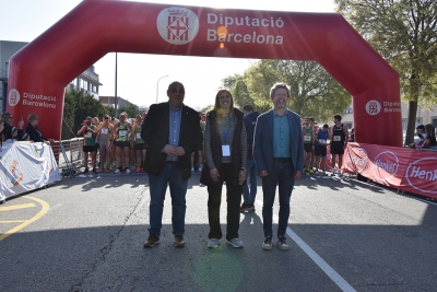 Els alcaldes de Montornès i Montmeló, José A. Montero i Pere Rodríguez, i l’alcaldessa de Vilanova, Roser Colomé, abans de l’inici de la prova.