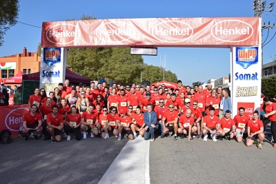 Foto de grup de treballadors/es de Henkel Ibérica que han corregut la Mitja i la Cursa dels 6 km.