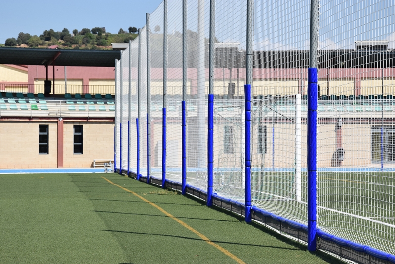Les noves xarxes perimetrals que separen el camp de futbol de les pistes municipals d’atletisme.