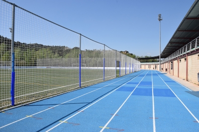 Les noves xarxes perimetrals que separen el camp de futbol de les pistes municipals d’atletisme.