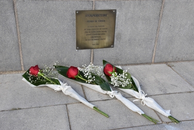 Ofrena floral a les plaques Stolpersteine.