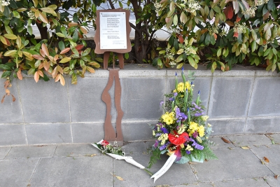 Ofrena floral al monument Memòria Històrica.