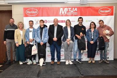 Foto amb els millors atletes locals de la Mitja 2025.