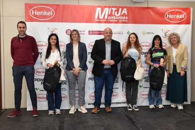 Foto amb les millors atletes locals de la Mitja 2025.