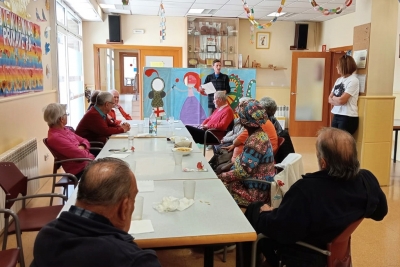 Lectura de poemes al menjador social de la gent gran.