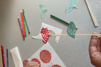 Elaboració de roses al menjador social de la gent gran.