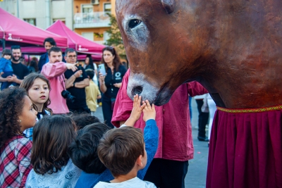 Infants tocant el Bou de Montornès. (Foto: Ajuntament. Autor: Víctor Camacho)