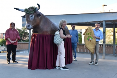 Presentació del domàs del Bou de Montornès, amb l’escut heràldic brodat.