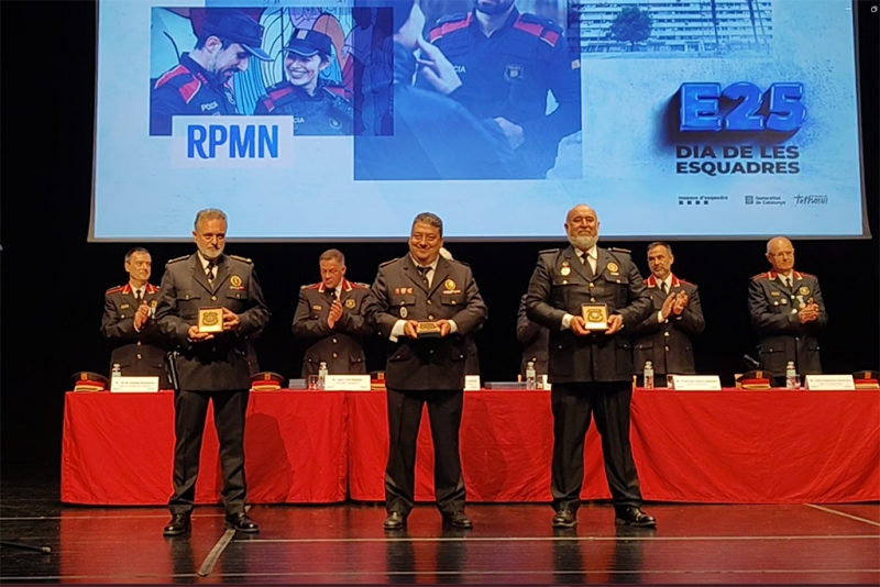 Moment del lliurament dels reconeixements. A l'esquerre, Enric Olmo, Inspector i cap de la Policia Local de Montornès.