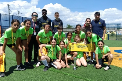 L'equip femení de Lloret amb el premi.