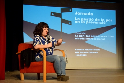 La psicòloga social Carolina Astudillo oferint la ponència "La por i les seves cares. Una mirada interseccional".