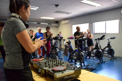 Un moment de la sessió de ciclisme indoor amb la DJ Sarita.