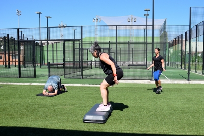 Sessió d'entrenament funcional al recinte de les pistes de pàdel.