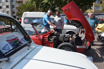 Els vehicles es van exposar a la plaça de Pau Picasso.