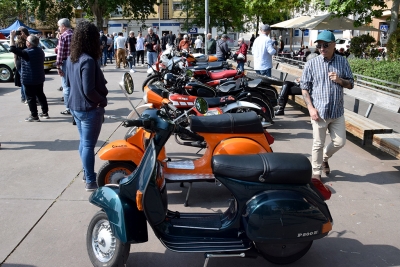 Els vehicles es van exposar a la plaça de Pau Picasso.
