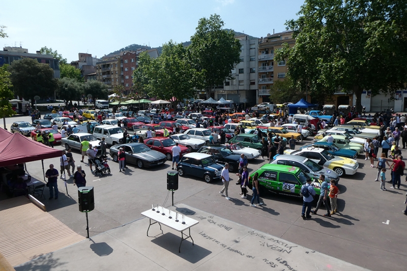 1a Trobada de clàssics a la plaça de Pau Picasso. (Autor: Josep i Carme Flores)