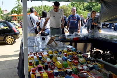 A la plaça es van instal·lar paradetes amb objectes relacionats amb el món de l'automoció.
