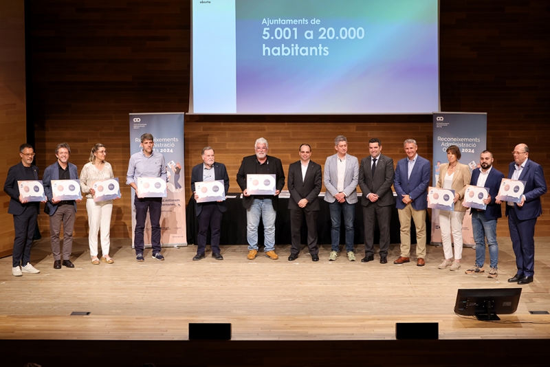 Representants dels ajuntaments de 5.001 a 20.000 habitants amb el Reconeixement Administració Oberta 2024. Foto: AOC.