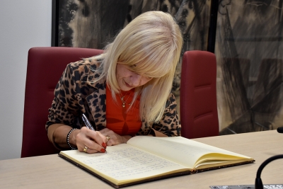La delegada del Govern de la Generalitat a Barcelona, Pilar Díaz, signant en el Llibre d'Honor de l'Ajuntament