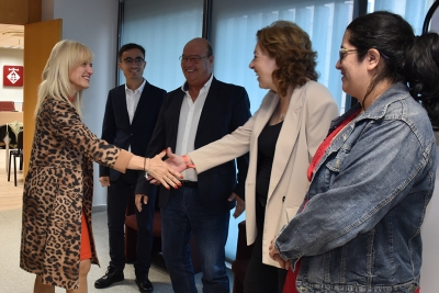 La delegada del Govern a Barcelona saludant regidors i regidores de l'oposició