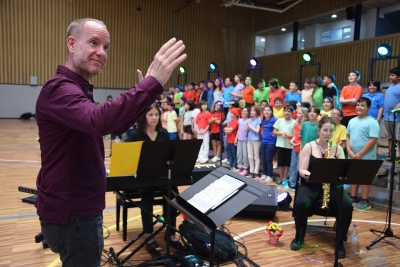 El director artístic de la cantata, Óscar Peñarroya, dirigint els músics de l'Escola Municipal de Música.