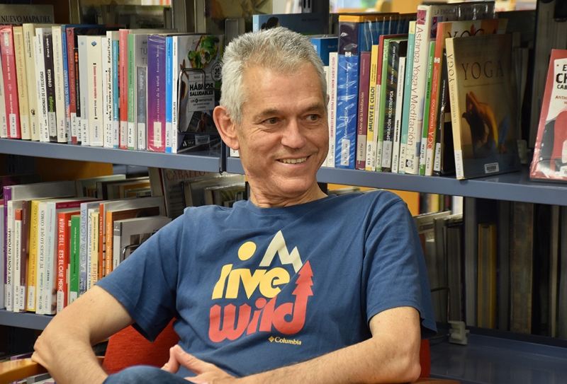 El poeta Lluís Calvo a la Biblioteca de Montornès.