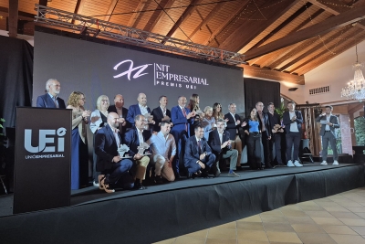 El conjunt de les empreses premiades a la XI Nit Empresarial.
