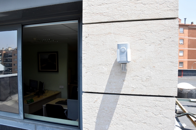Un dels sensors de condicions ambientals ubicat a l'Ajuntament. N'hi ha a l'interior i exterior dels equipaments.
