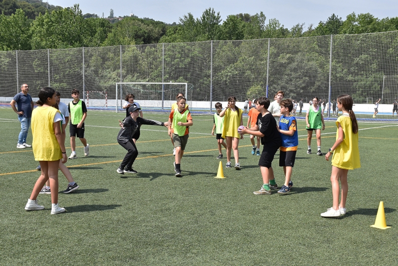 Tècniques d'handbol a la pista de futbol de la Zona Esportiva Municipal Les Vernedes.