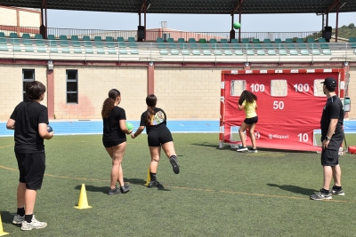 Tècniques d'handbol a la pista de futbol de la Zona Esportiva Municipal Les Vernedes.