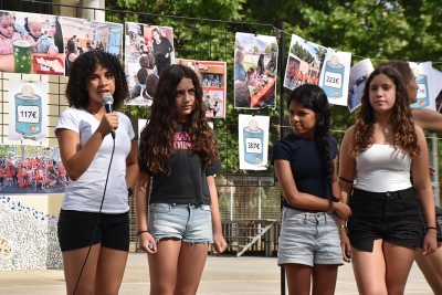 Alumnes de l'escola exposen les activitats que han realitzat durant el curs.