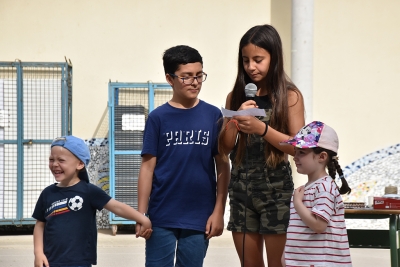 Alumnes de l'escola exposen les activitats que han realitzat durant el curs.