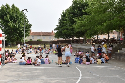 Esmorzar "Padrins - fillols" entre alumnes de diversos cursos.