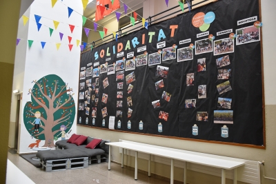 Mural a l'interior de l'escola amb imatges de les activitats fetes al llarg del curs.