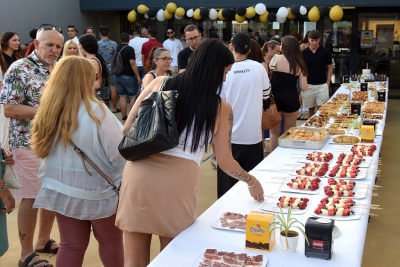 L'acte va acabar amb un aperitiu preparat per l'alumnat del mòdul d’auxiliar d’hoteleria, cuina i serveis de restauració.
