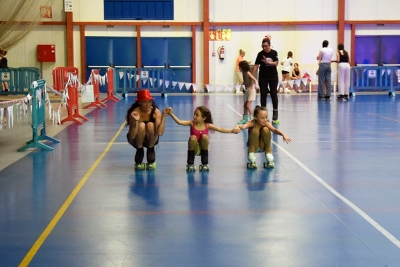 Infants i adults van assistir a la Roller Party.