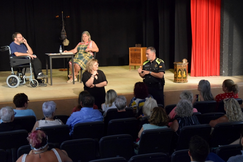 La coordinadora de l'Aula de Teatre de l'Escola Municipal de Música, Conchi Molero, i l'inspector cap de la Policia Local, Enric Olmo, en un moment del teatre-fòrum.