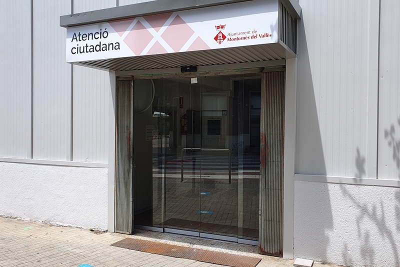 Entrada de l'edifici municipal d'atenció a la ciutadania al carrer de Sant Isidre.