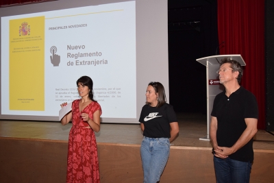 Intervenció de la tècnica municipal de Polítiques Migratòries, Anna Meca; la regidora de Cooperació Internacional, Evelyn de la Rosa; i l'alcalde, José A. Montero.