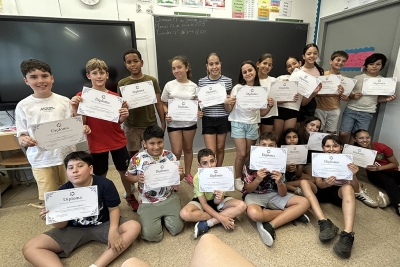 Infants de la cooperativa Som Persones, de Sant Sadurní, amb diplomes per la seva participació en el projecte.