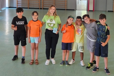 Nens i nenes de la cooperativa Verdurativa, de l'Escola Mogent, amb una representant de l'associació Montornès Animal.