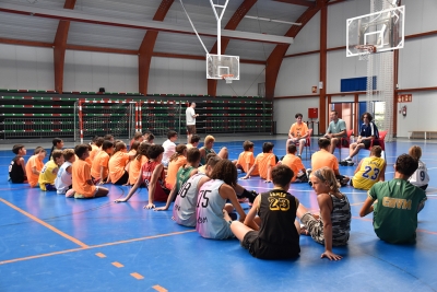Visita del jugador Eduard Nogués al campus del Club Bàsquet Vila de Montornès.