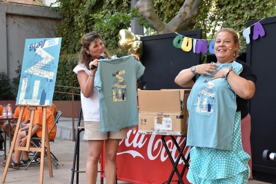 La dinamitzadora de la Unió de Botiguers, Raquel Marco, ha mostrat la samarreta de la Festa Major 2025.