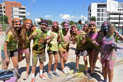 Joves del Casal Esportiu després de la Festa Holi.