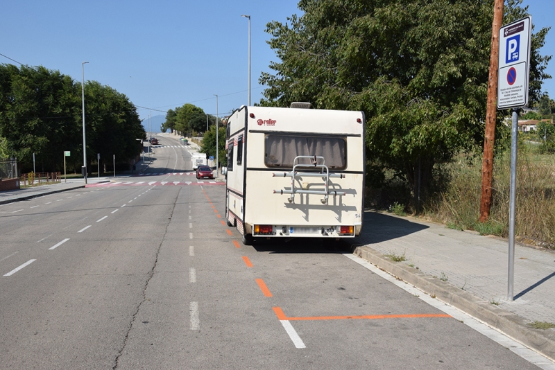Zona d'aparcament de caravanes i autocaravanes a l'avinguda d'Icària.