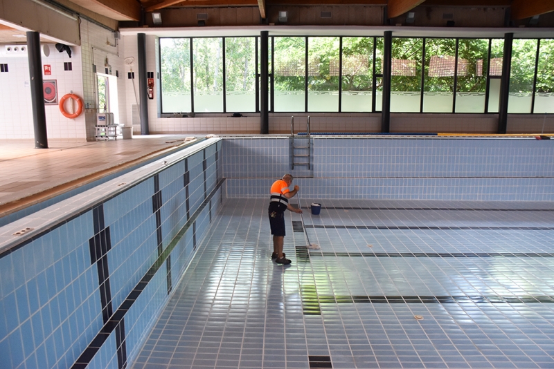 Neteja de les piscines cobertes.