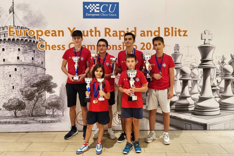 Membres de la delegació espanyola que van pujar al podi dels campionats europeus celebrats a Grècia (imatge: Club d'Escacs Montornès).