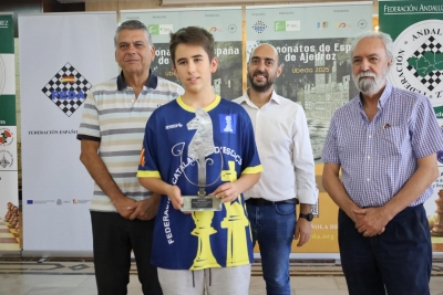 Alex Villa amb el trofeu aconseguit al Campionat Individual Sub18 a Úbeda. (imatge: Club d'Escacs Montornès).
