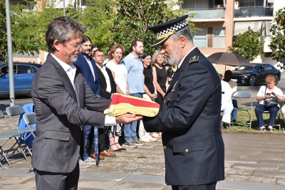 L'alcalde, José A. Montero, entrega la senyera a l'inspector cap de la Policia Local, Enric Olmo.